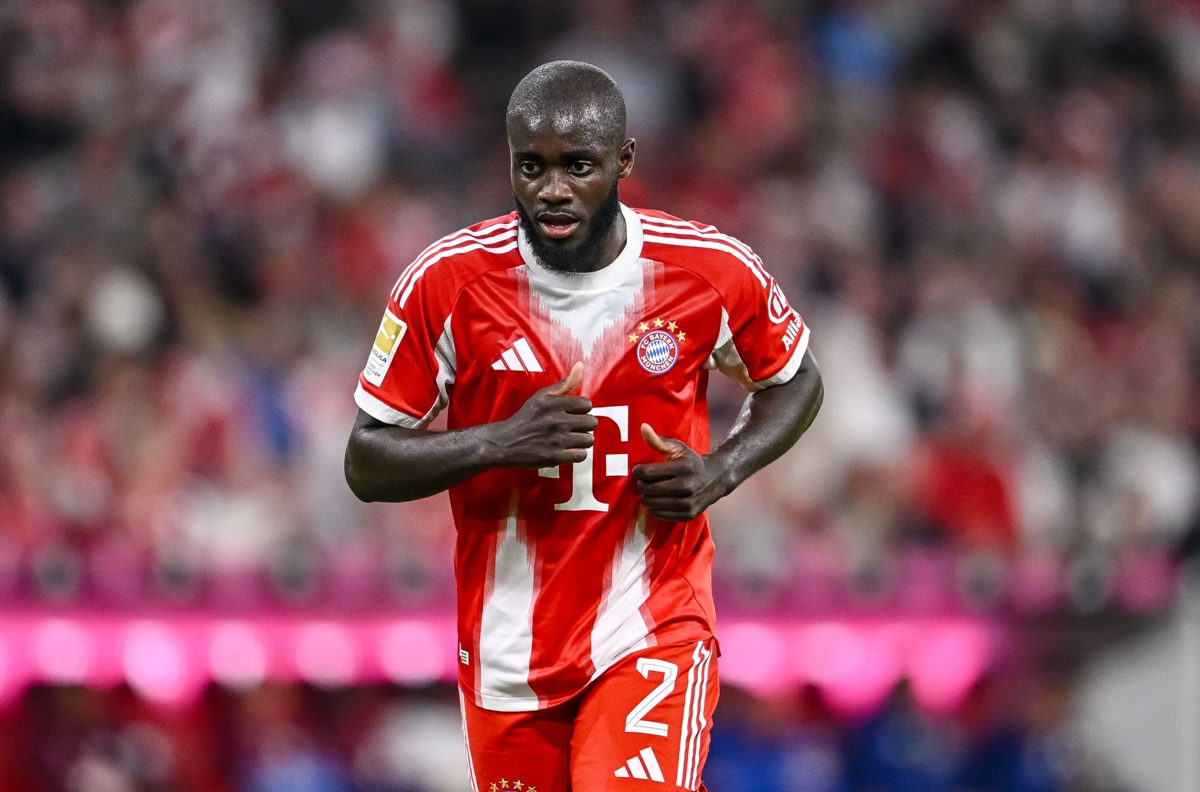 Dayot Upamecano thi đấu cho Bayern Munich