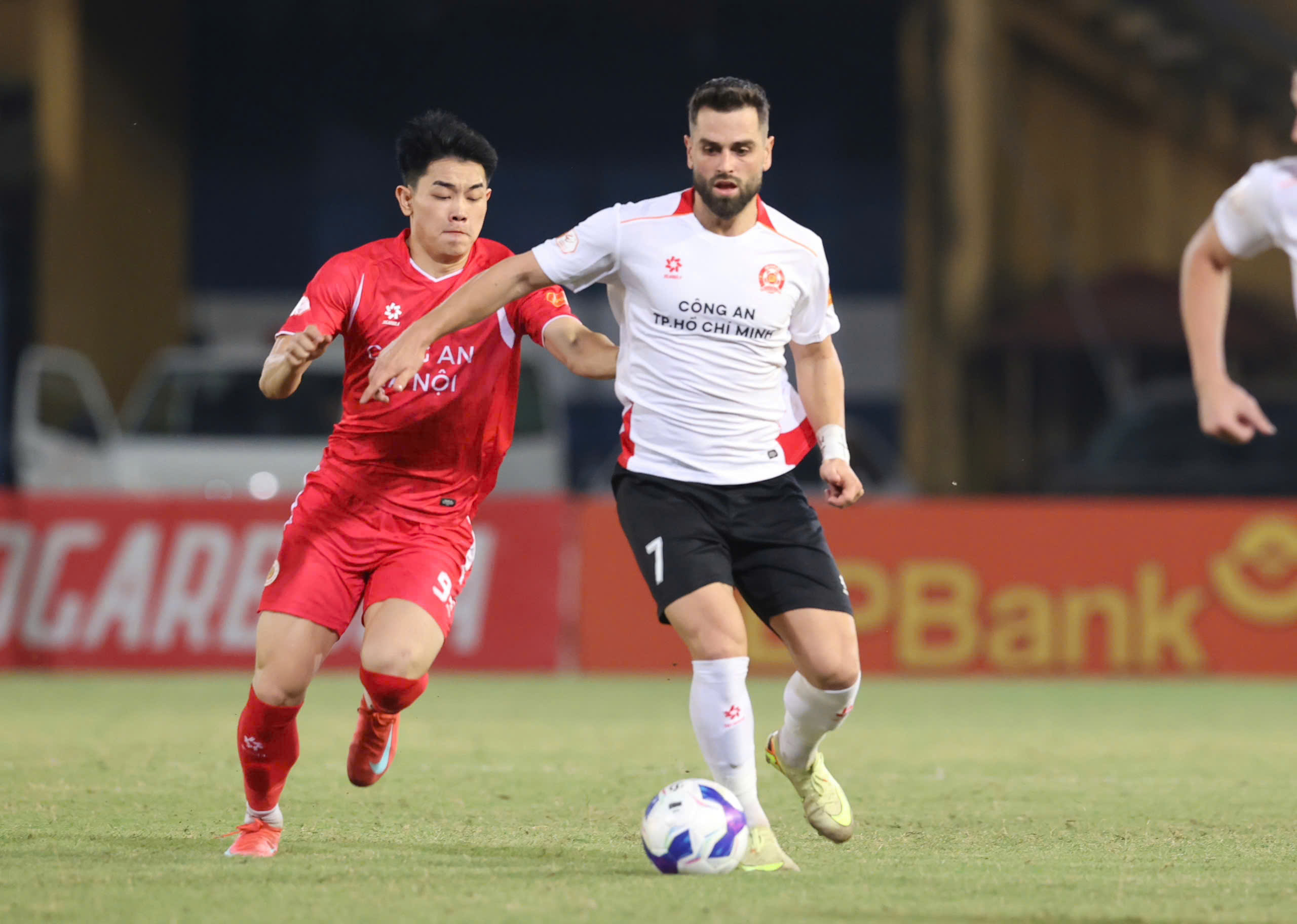 HLV Lê Huỳnh Đức lo Tiến Linh và học trò hụt hơi đua huy chương - Ảnh 1. HLV Lê Huỳnh Đức lo Tiến Linh và học trò hụt hơi đua huy chương - Ảnh 1.