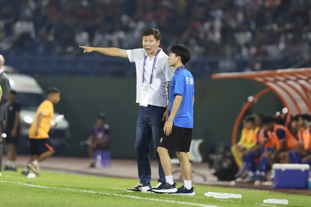 HLV Kim Sang-sik chia sẻ tại họp báo