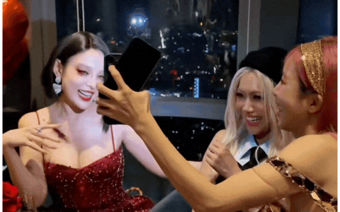 Đường đua Halloween 2025 bắt đầu: Huyền Baby o ép vòng 1  Huyền Baby khoe vòng 1 hừng hực trong chiếc váy 2 dây đỏ rực