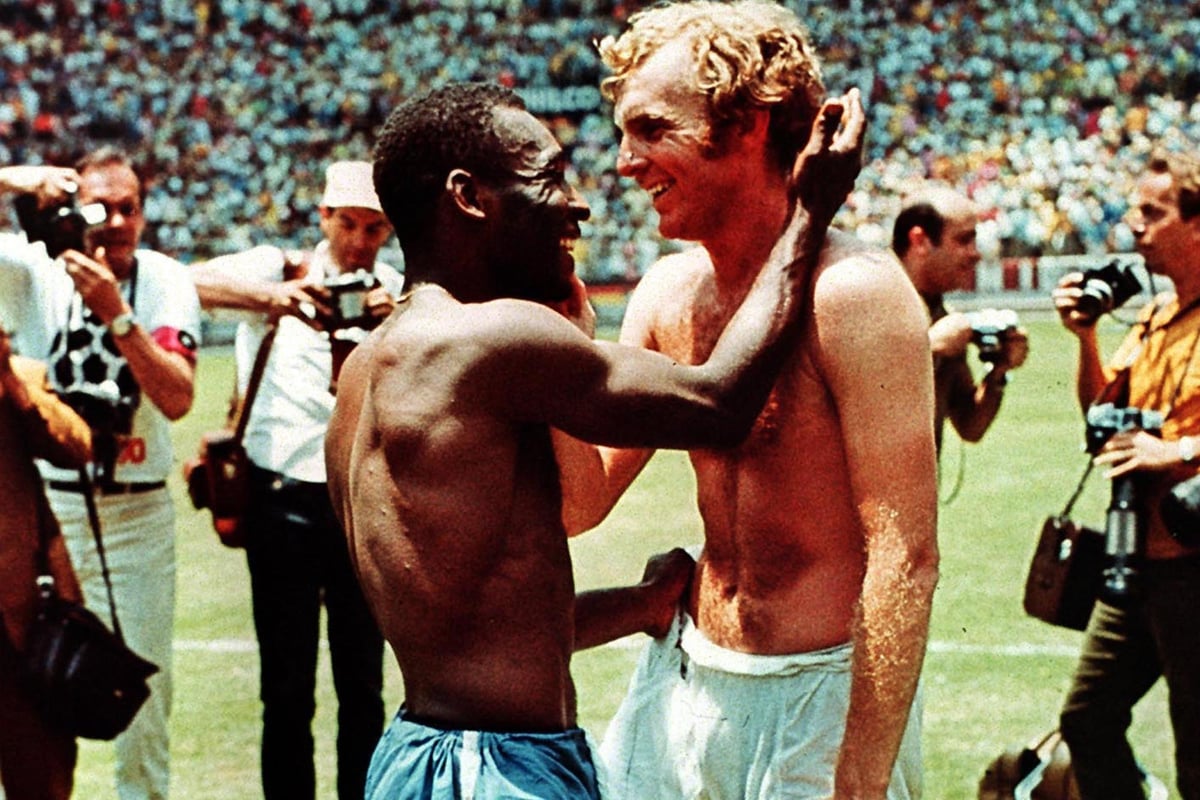 Cái ôm lịch sử giữa Pele và Bobby Moore Pele ôm đội trưởng tuyển Anh Bobby Moore sau trận đấu