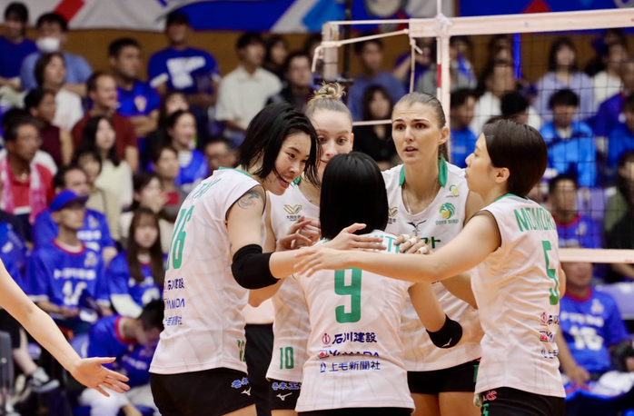 Thanh Thúy (16) và đồng đội giành 2 chiến thắng liên tiếp trước PFU Blue Cats Thanh Thúy (16) và đồng đội giành 2 chiến thắng liên tiếp trước PFU Blue Cats