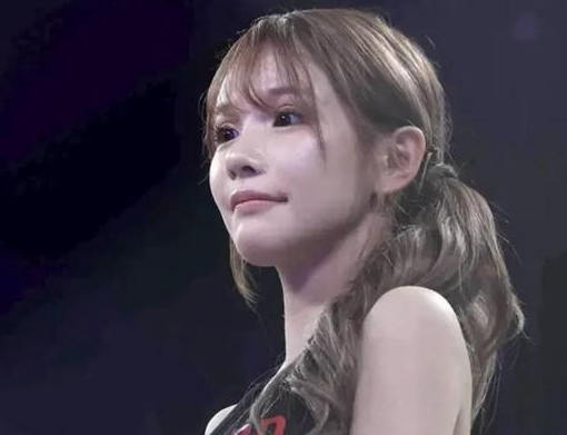 Cô gái khoe thành quả sau phẫu thuật