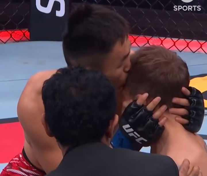 Aori Qileng thể hiện sự tôn trọng với đối thủ