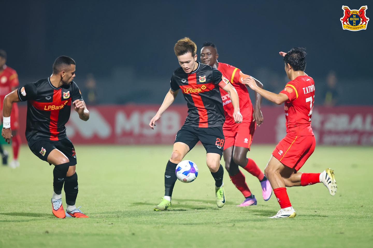 Tin nóng bóng đá Việt hôm nay 30/10: Đội tuyển Việt Nam sắp hội quân; Việt kiều Bulgaria ngưỡng mộ Hoàng Đức - Ảnh 2. Hoàng Đức ngày càng chứng tỏ được vai trò thủ lĩnh ở CLB Ninh Bình