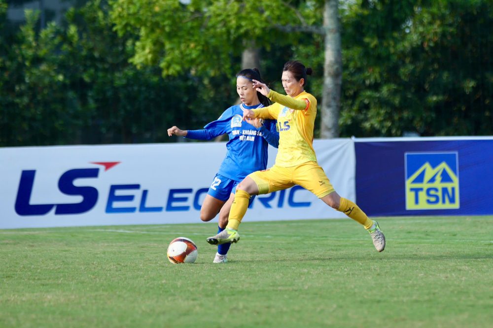 Thùy Trang (phải) và nữ TPHCM ko thể thắng Than KSVN