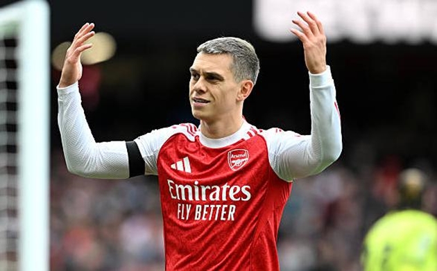 Leandro Trossard gây khó khăn cho hàng thủ đối phương