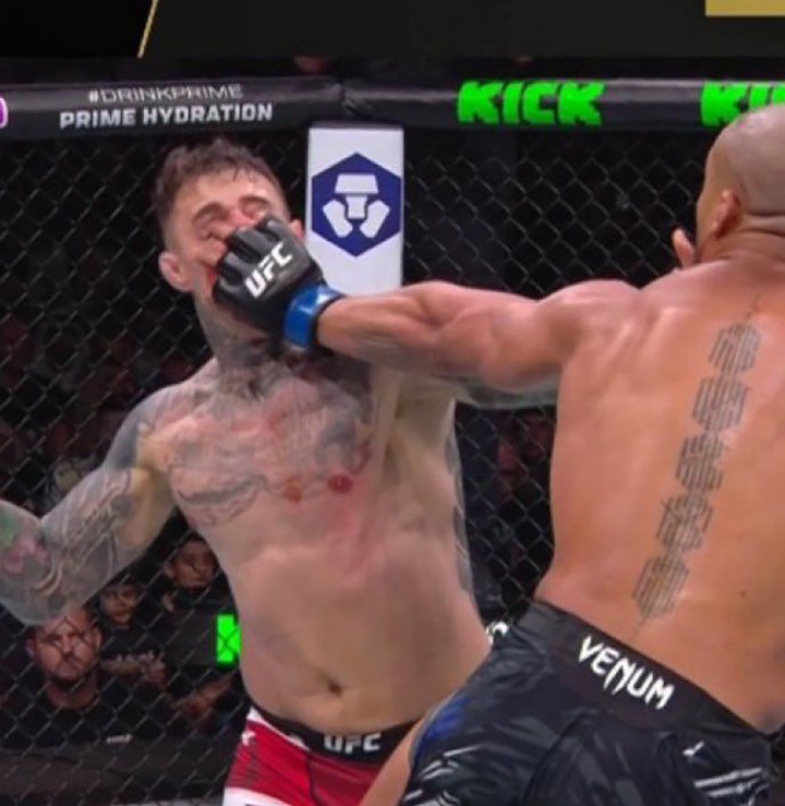 Cao thủ muay Thái chọc mắt nhà vô địch UFC, trọng tài ra quyết định chưa từng có- Ảnh 1. Aspinall bị đối thủ chọc mắt