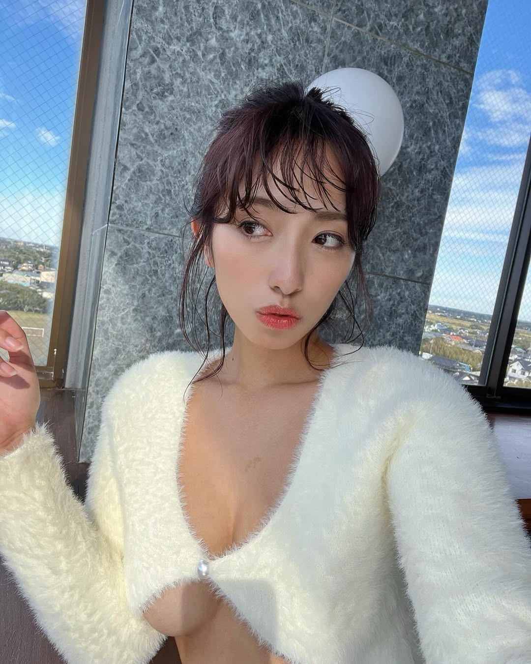 YouTuber Takanashi Mizuki với trang phục gợi cảm
