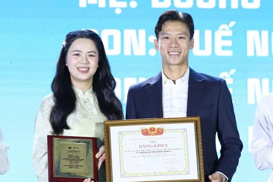 Vợ chồng cầu thủ Quế Ngọc Hải được tuyên dương Gia đình trẻ hạnh phúc - 1
