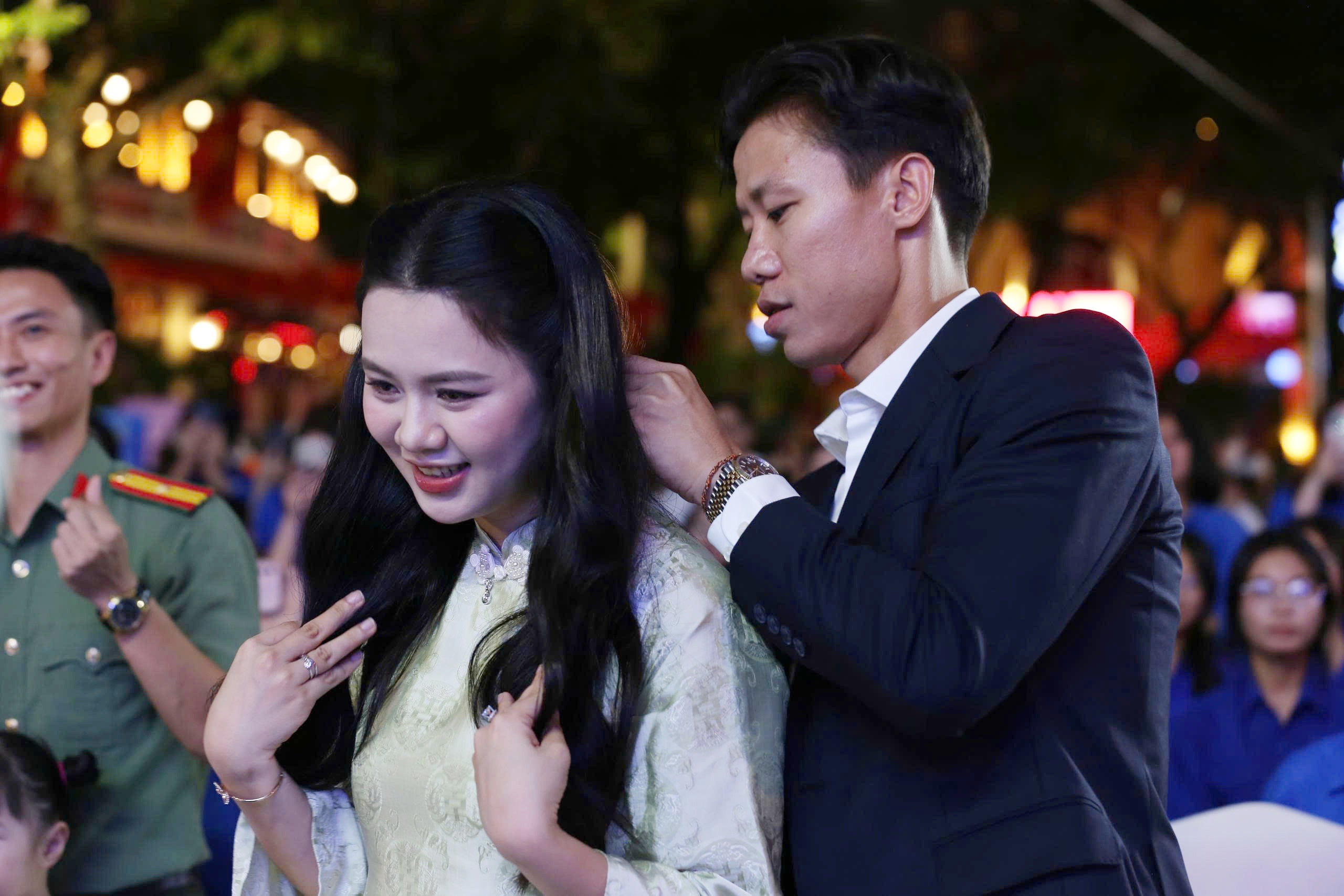 Các gia đình được tặng trang sức. Quế Ngọc Hải ngay lập tức đeo vòng cổ cho vợ