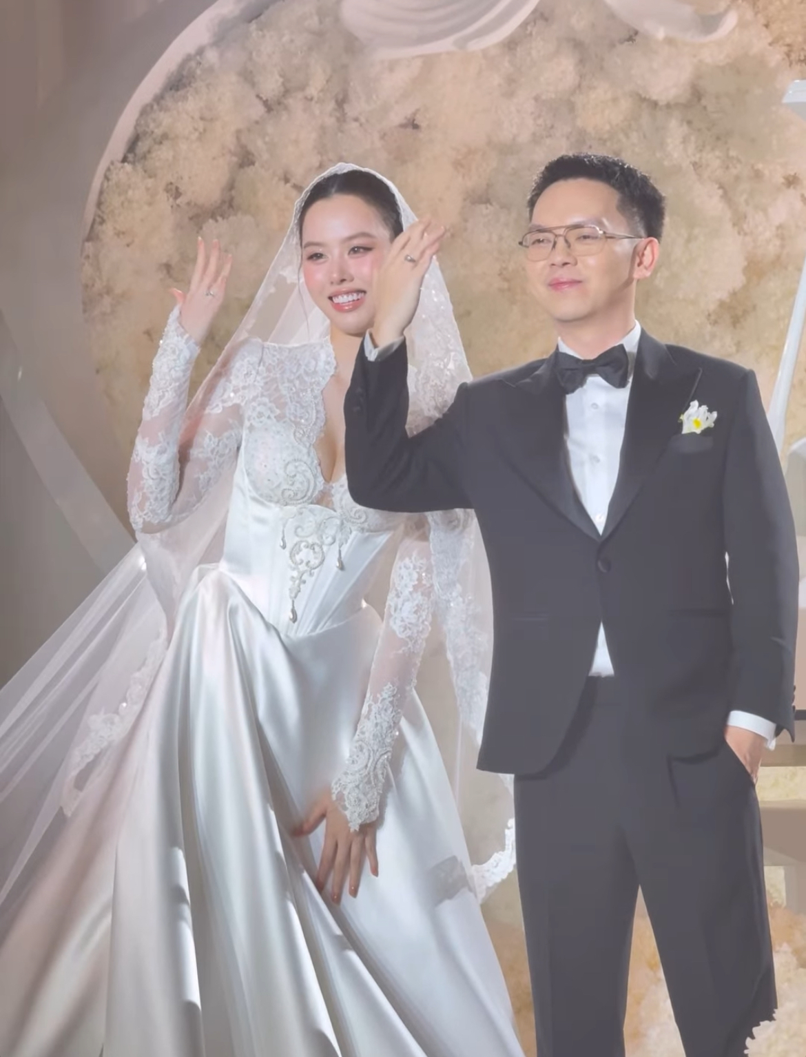 Đám cưới Á hậu Tâm Như và chồng doanh nhân: Cô dâu khóc nức nở, Khánh Vân, Ngọc Châu và dàn sao Việt đổ bộ- Ảnh 2. Cô dâu và chú rể trao nhẫn, thề nguyện gắn bó trọn đời trước sự chứng kiến của những người thân thiết