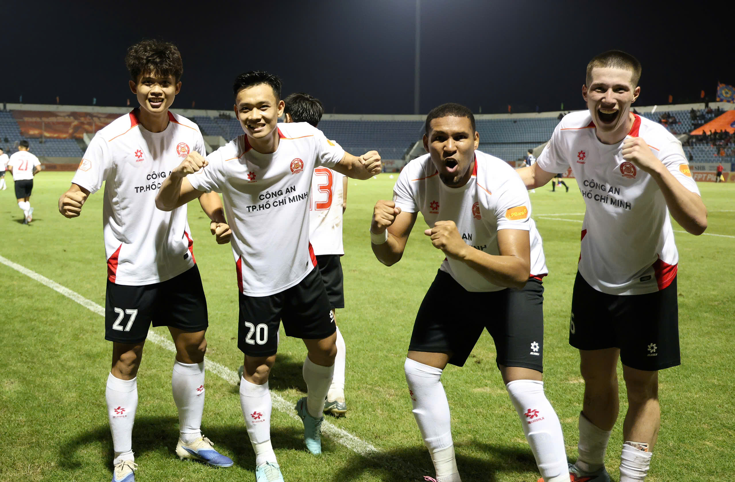 Công an TP.HCM của Tiến Linh trở lại, sẵn sàng quyết đấu Hoàng Đức và Ninh Bình - Ảnh 2. Công an TP.HCM trở lại Top 5 và tự tin tiếp Ninh Bình