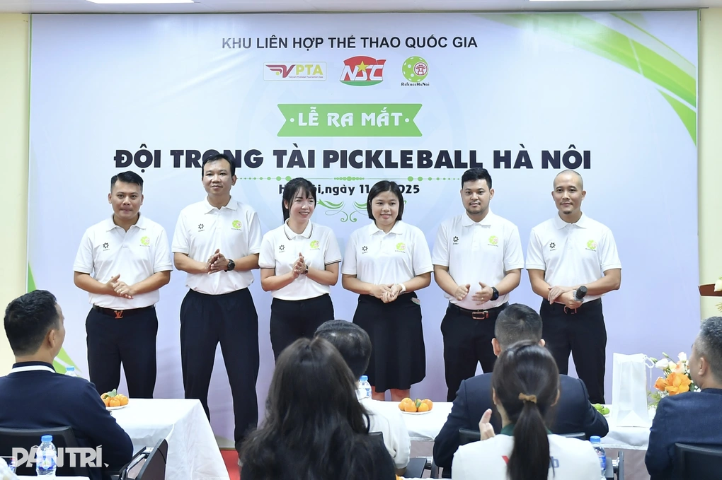 Các trọng tài trong lễ ra mắt đội bóng