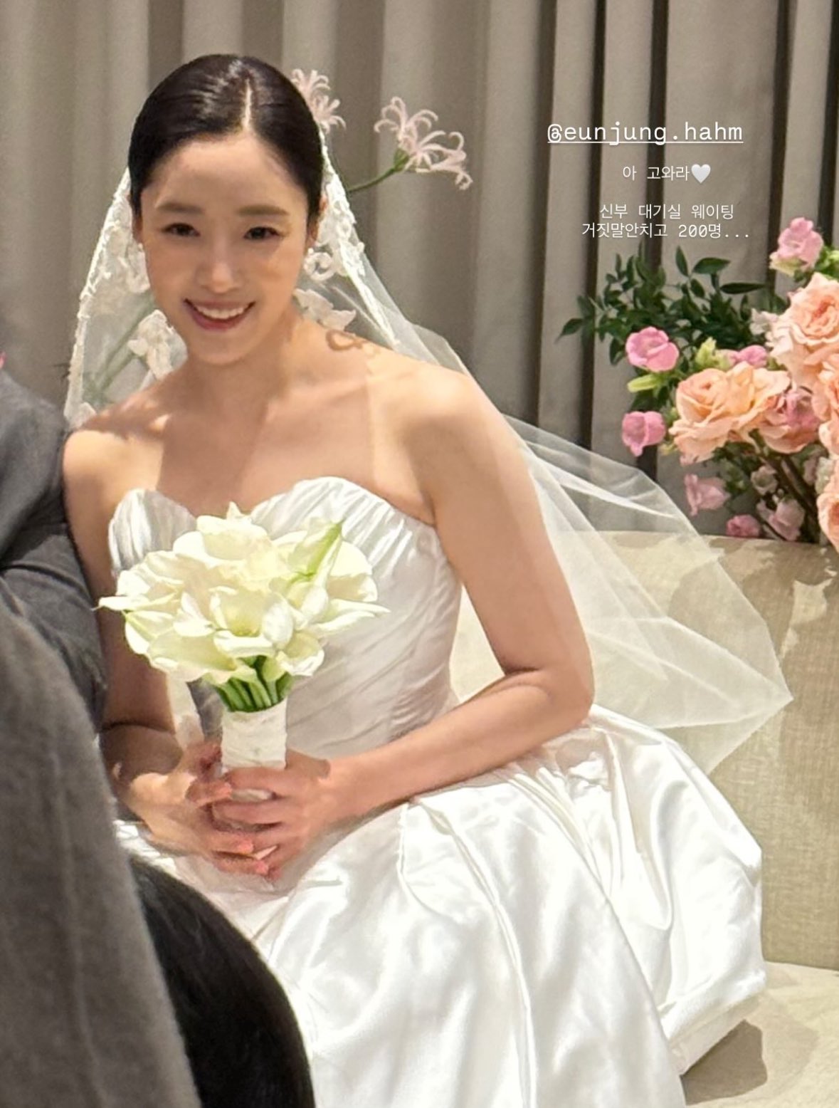 Đám cưới Eunjung: Cô dâu rơi nước mắt vì người mẹ quá cố, T-ara tái hợp làm fan phát sốt- Ảnh 1. Cô dâu Eunjung mặc váy trắng dịu dàng trong ngày cưới