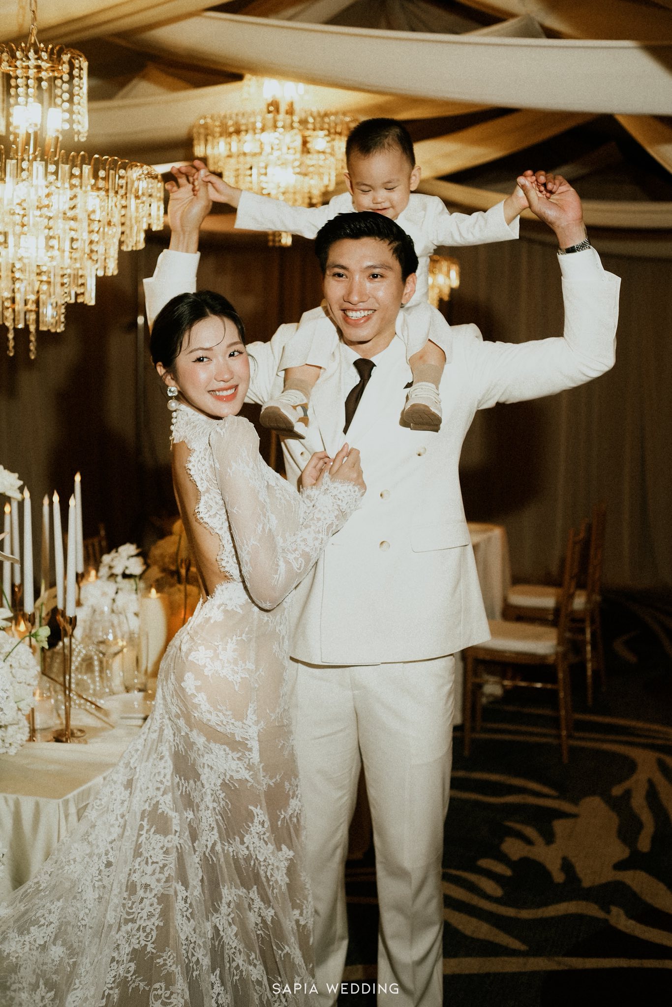 Cặp đôi hạnh phúc bên con trai đầu lòng