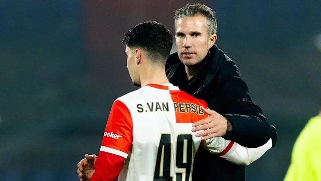 Van Persie và con trai Shaqueel trên sân