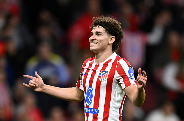 Julian Alvarez là một trong 4 ngôi sao được Barca đưa vào danh sách rút gọn để thay thế Lewandowski Julian Alvarez là một trong 4 ngôi sao được Barca đưa vào danh sách rút gọn để thay thế Lewandowski