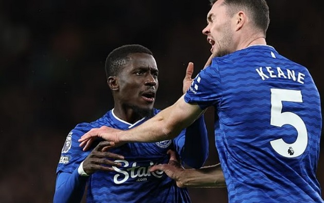 Tình huống dẫn đến thẻ đỏ của Idrissa Gueye.