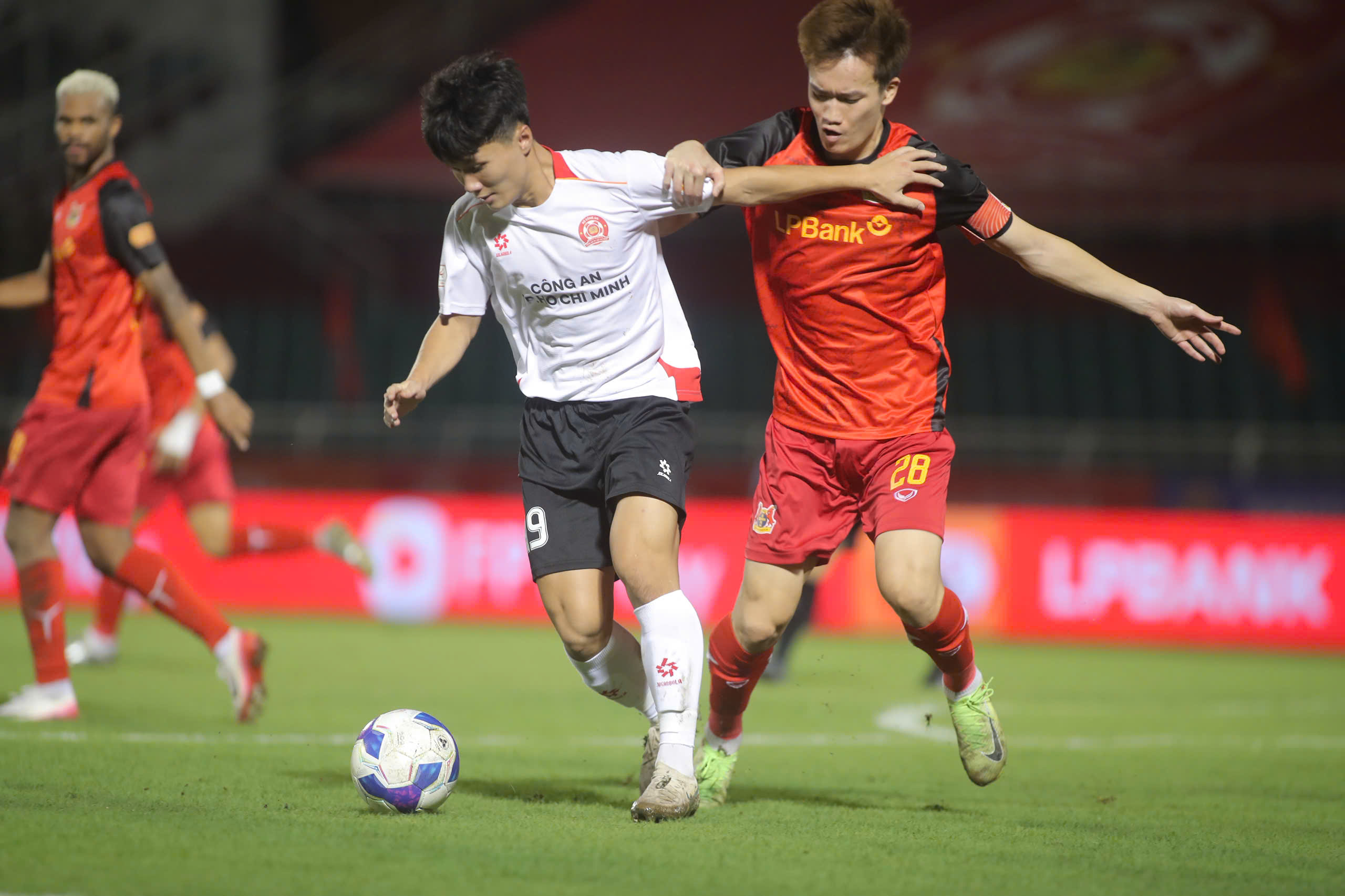 Hoàng Đức cùng đồng đội thể hiện bản lĩnh hơn đối thủ