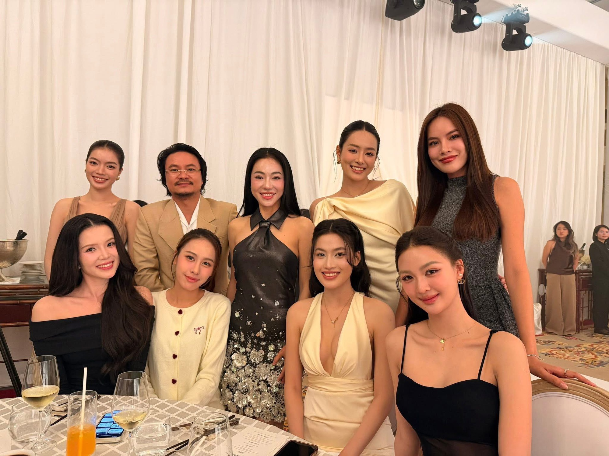 Đám cưới Á hậu Tâm Như và chồng doanh nhân: Cô dâu khóc nức nở, Khánh Vân, Ngọc Châu và dàn sao Việt đổ bộ- Ảnh 9. Lê Hoàng Phương, Ngọc Hằng, Thuý Vi... và dàn sao đọ sắc chung khung hình