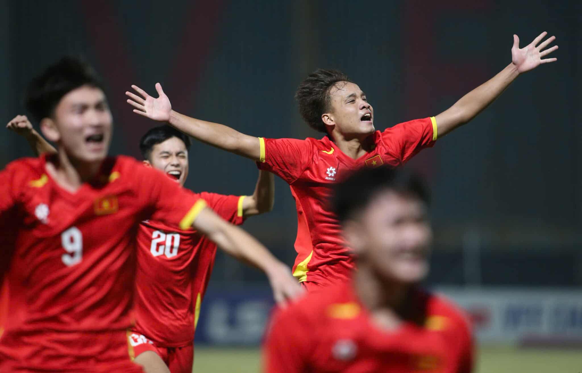 Sỹ Bách lập công