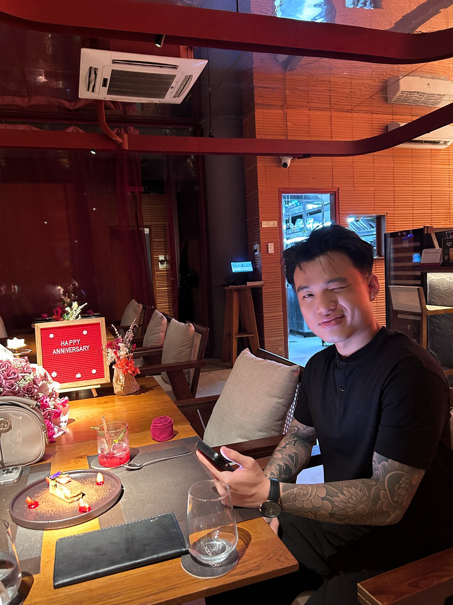 Nam tuyển thủ bị phá bĩnh khi đang khoe cảnh tình tứ với bạn gái Nam tuyển thủ bị phá bĩnh khi đang khoe cảnh tình tứ với bạn gái