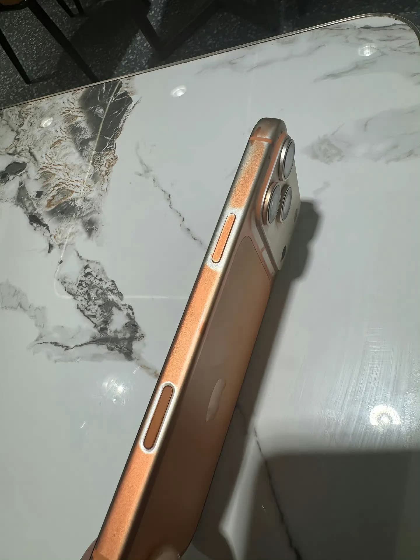 Xôn xao hình ảnh iPhone 17 Pro Max màu cam vũ trụ bị bay màu - Ảnh 2. Mặt cạnh iPhone 17 Pro Max màu cam vũ trụ bị tróc sơn