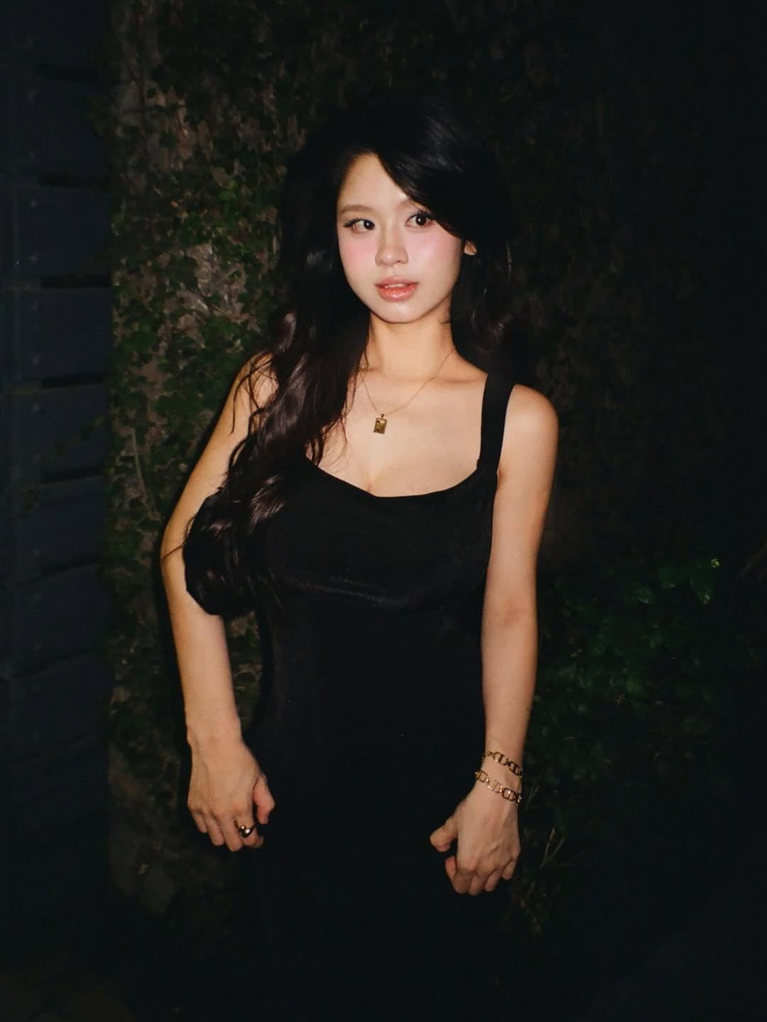 Hàn Hằng về dáng sau sinh thần tốc khiến netizen ngỡ ngàng - 4 Hàn Hằng diện váy đen khoe eo thon gọn