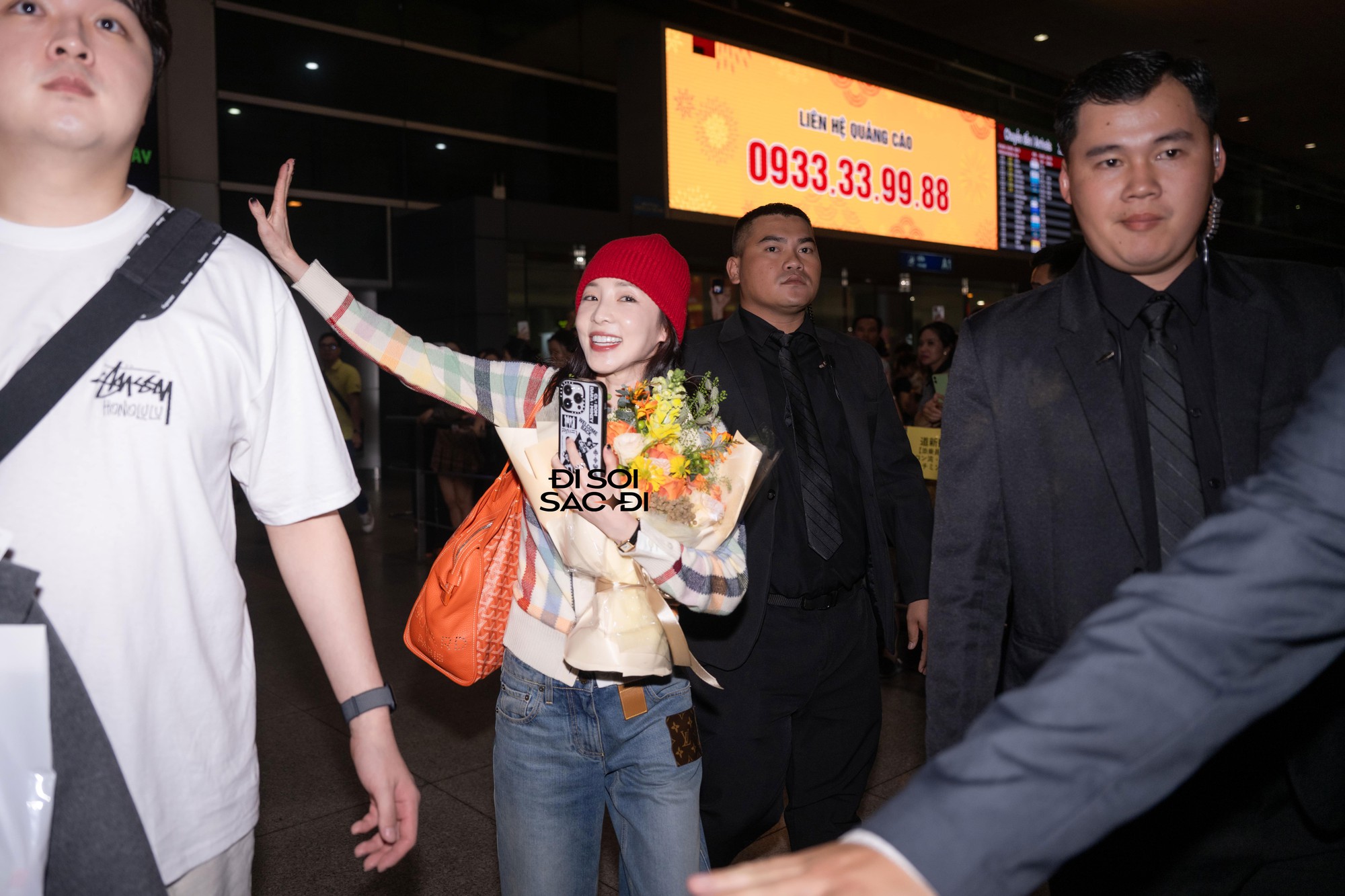 Dàn sao WATERBOMB đổ bộ Tân Sơn Nhất: Bi Rain kín đáo nhưng to cao ngời ngời, nữ idol gốc Việt lấn át Dàn sao WATERBOMB đổ bộ Tân Sơn Nhất: Bi Rain kín đáo nhưng to cao ngời ngời, nữ idol gốc Việt lấn át