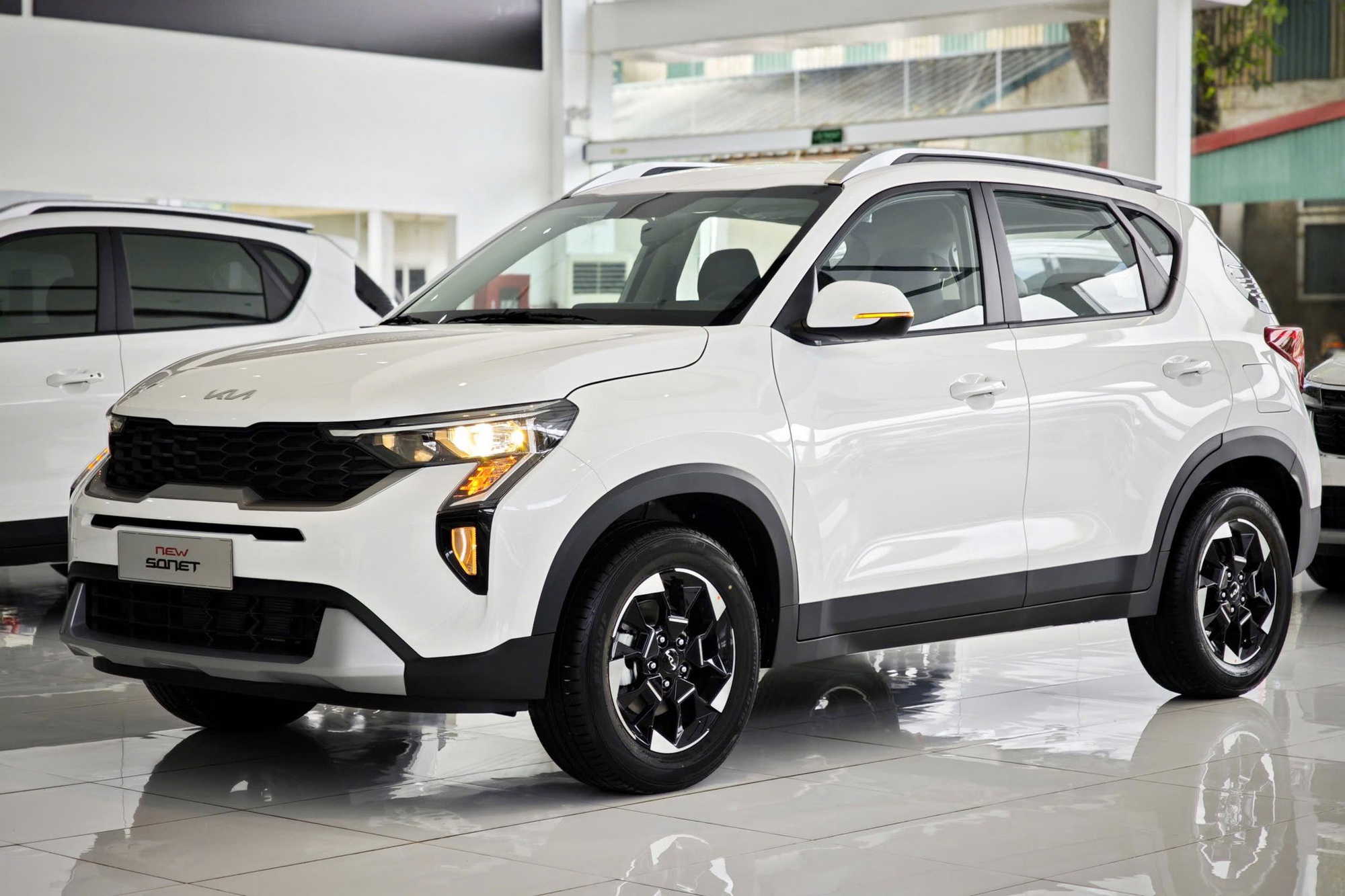 Ngoại thất ba mẫu SUV đô thị phổ biến So sánh đèn chiếu sáng và mâm xe của Geely Coolray, Kia Sonet, Hyundai Venue