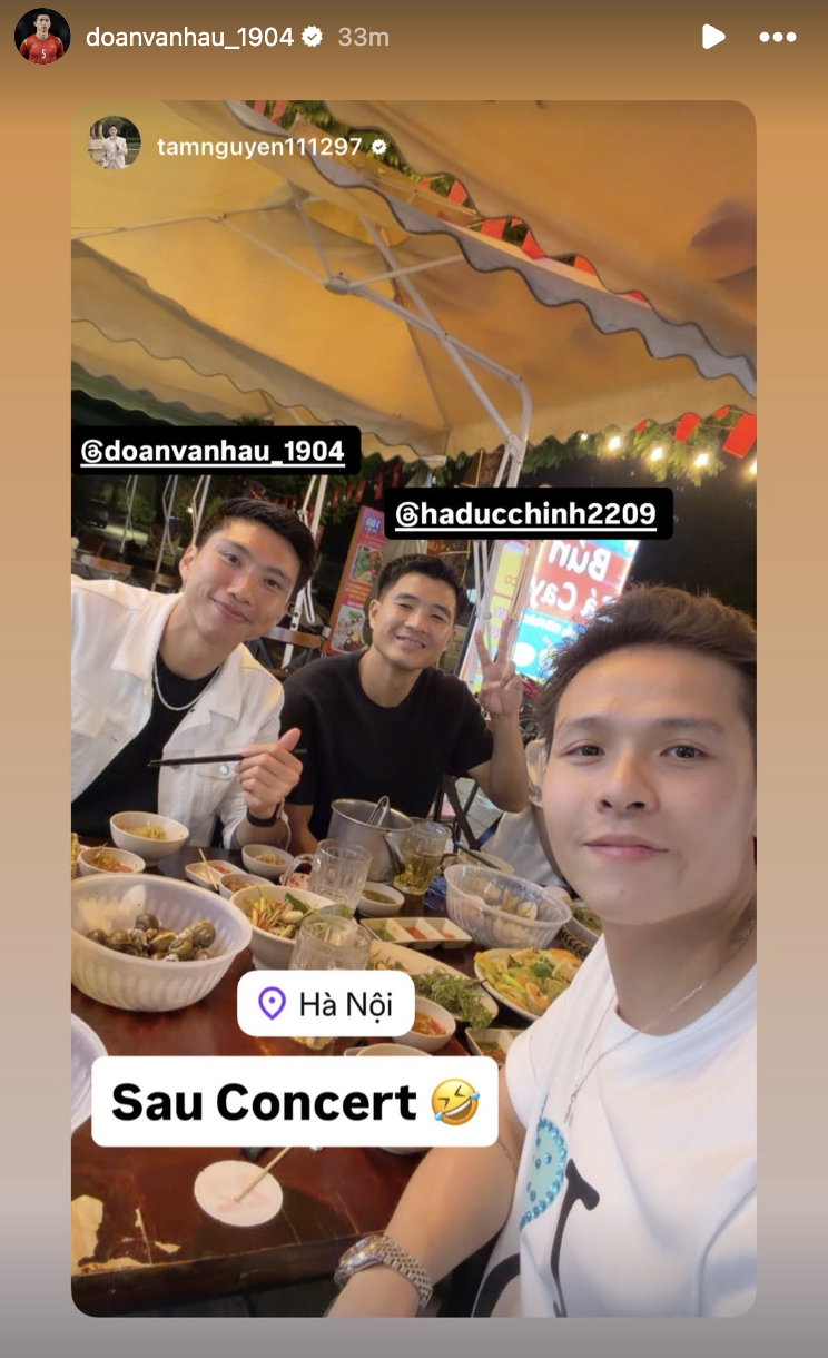 Văn Hậu - Đức Chinh tháp tùng bà xã đi đu concert Văn Hậu và Đức Chinh cùng vợ tham dự concert