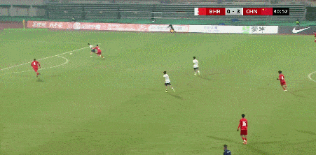 Tuyển Trung Quốc thắng khó tin đội Tây Á, mở toang cánh cửa giành vé dự giải châu lục- Ảnh 5. Tấm thẻ đỏ ở cuối hiệp 1 khiến U17 Bahrain sụp đổ hoàn toàn.