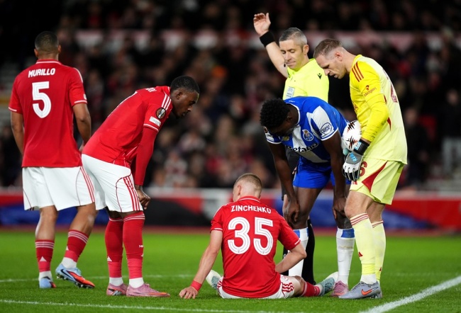 Zinchenko dính chấn thương rời sân. Zinchenko dính chấn thương rời sân.