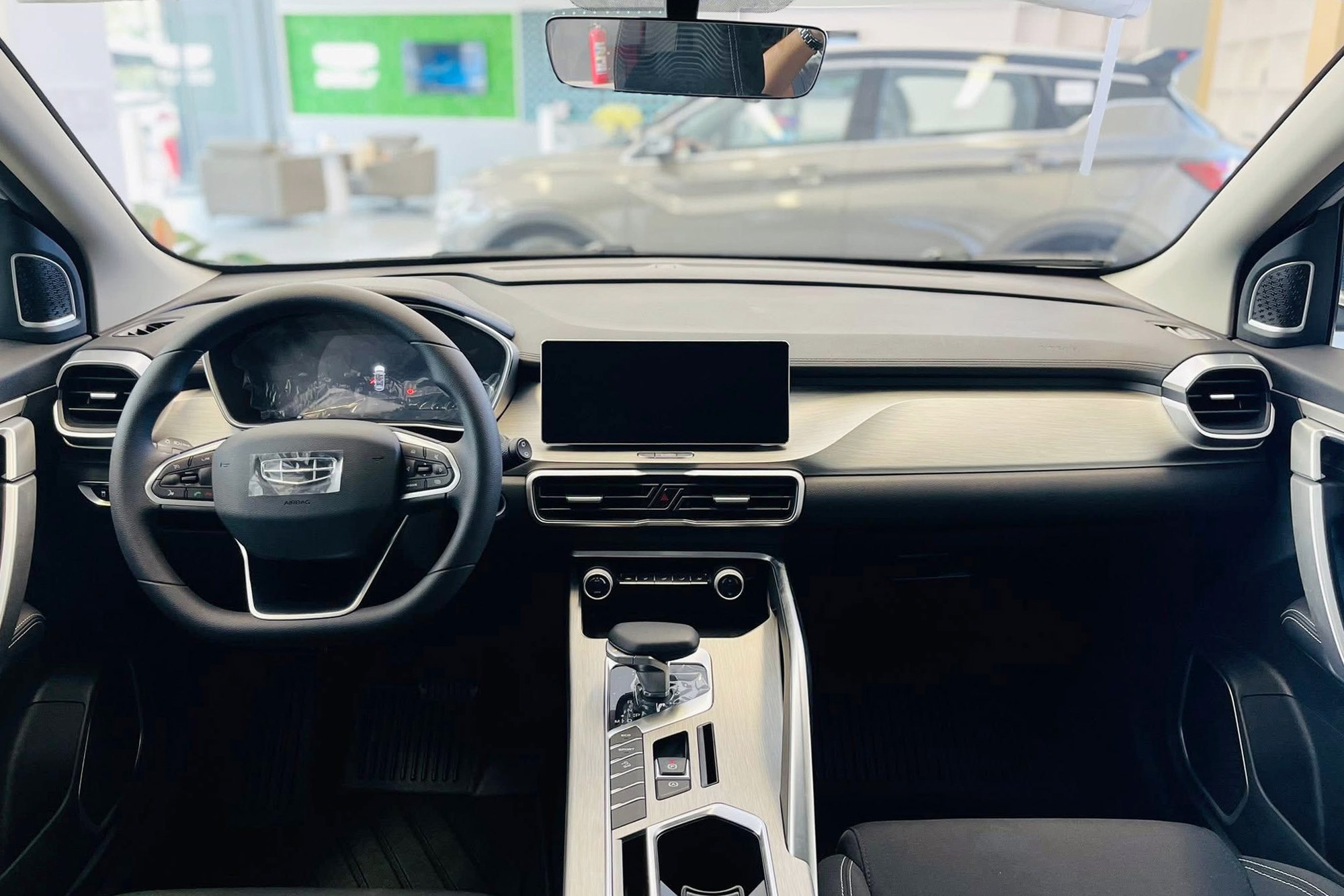 Nội thất tiện nghi trong ba mẫu SUV dưới 500 triệu đồng Màn hình lái LCD trên Geely Coolray