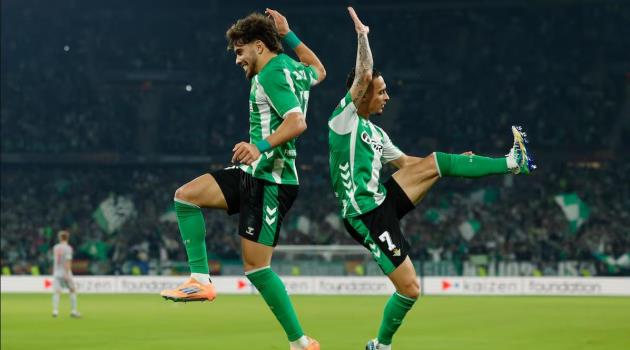 Abde và Antony ăn mừng sau khi mở tỷ số cho đội nhà trong trận gặp Lyon. Abde và Antony ăn mừng sau khi mở tỷ số cho đội nhà trong trận gặp Lyon.