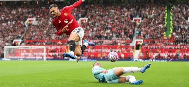 Amorim nên loại bỏ Dalot khỏi đội hình xuất phát.