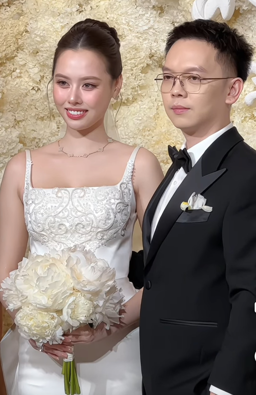 Đám cưới Á hậu Tâm Như và chồng doanh nhân: Cô dâu khóc nức nở, Khánh Vân, Ngọc Châu và dàn sao Việt đổ bộ- Ảnh 1. Tâm Như cầm tay hoa mẫu đơn đắt đỏ, diện váy thiết kế riêng trong ngày cưới