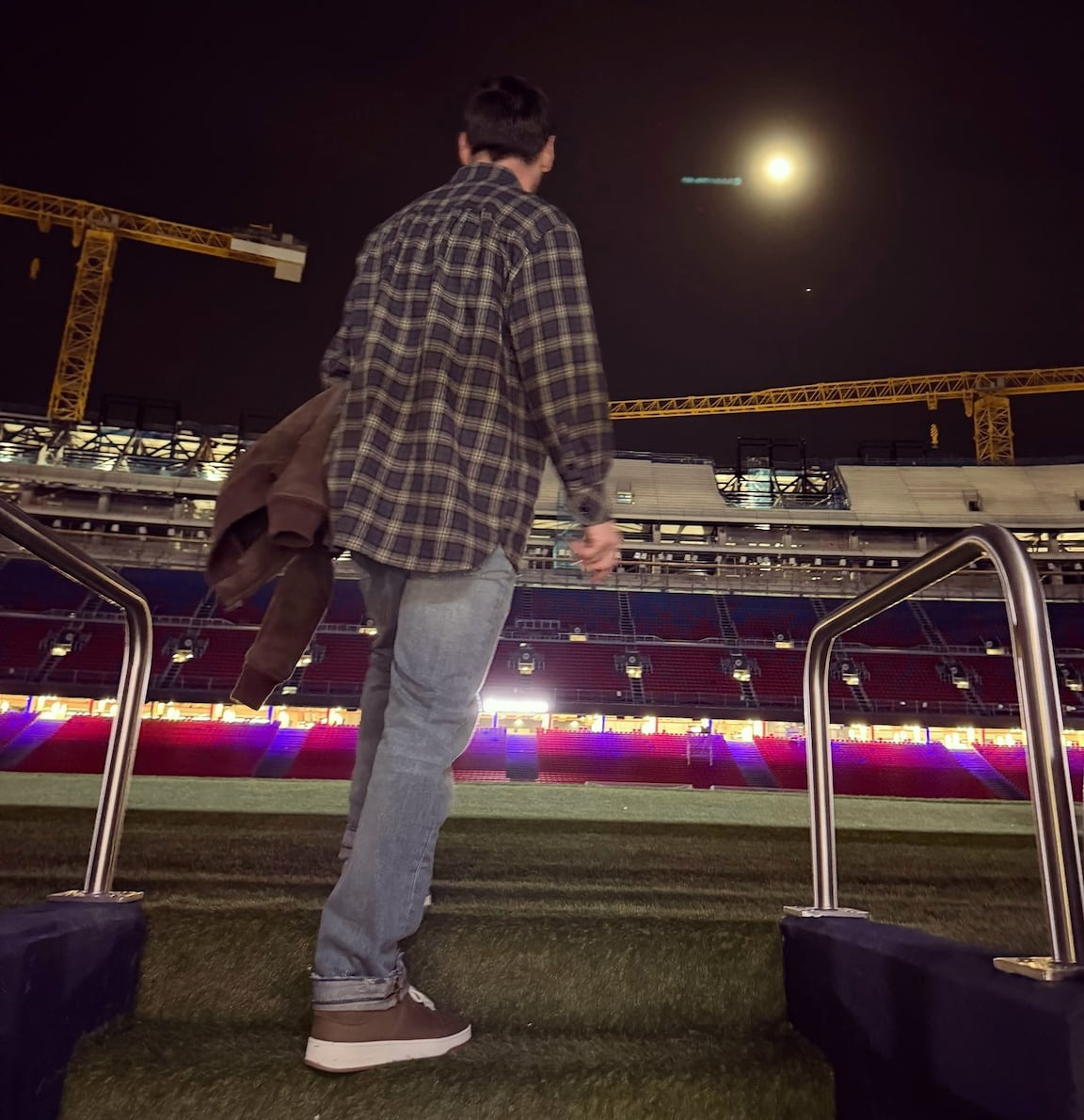 Messi đứng tại Camp Nou lúc nửa đêm Messi ghé thăm sân Camp Nou về đêm