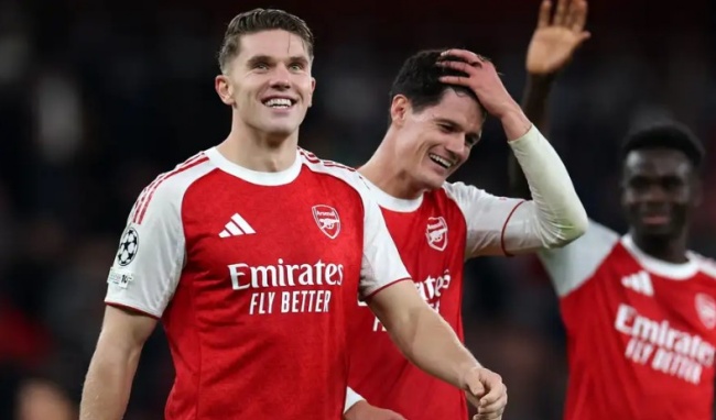 Arsenal đang bay cao ở Ngoại hạng Anh. Arsenal đang bay cao ở Ngoại hạng Anh