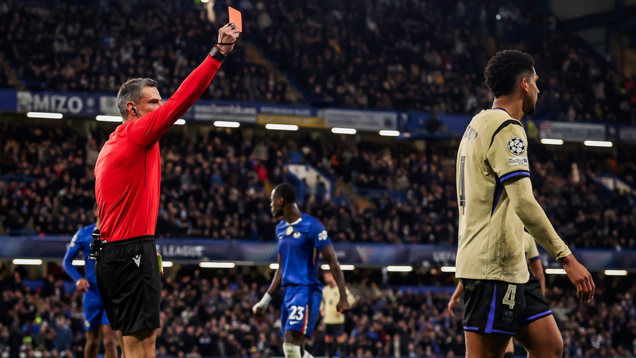 HLV Barcelona đưa ra lời tuyên bố bất ngờ sau thất bại 0-3 trước Chelsea - Ảnh 1.