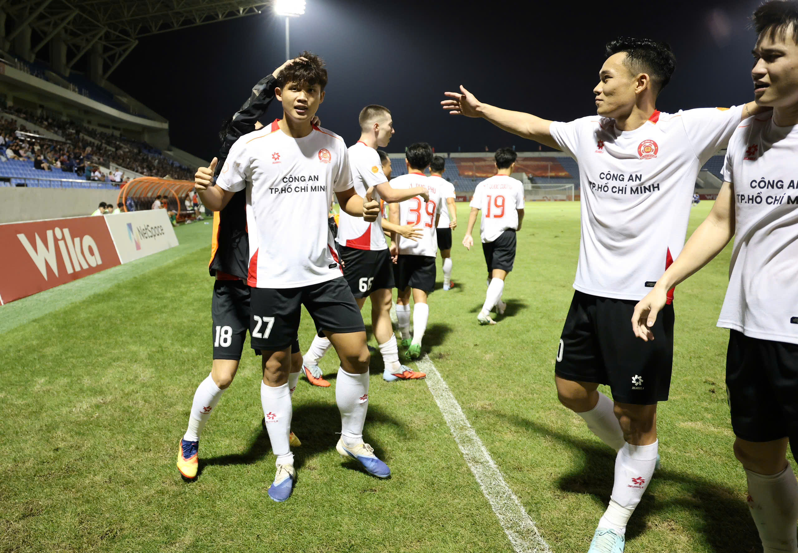 Công an TP.HCM của Tiến Linh trở lại, sẵn sàng quyết đấu Hoàng Đức và Ninh Bình - Ảnh 1. Công an TP.HCM của Tiến Linh trở lại, sẵn sàng quyết đấu Hoàng Đức và Ninh Bình