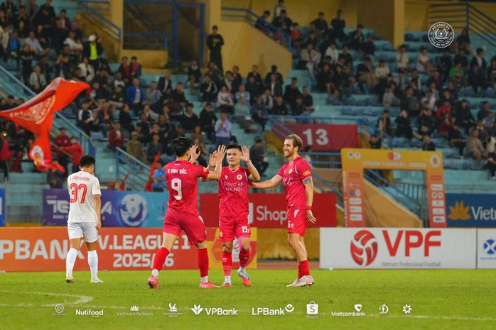 Nguyễn Quang Hải luôn biết cách tỏa sáng ở sân chơi V-League