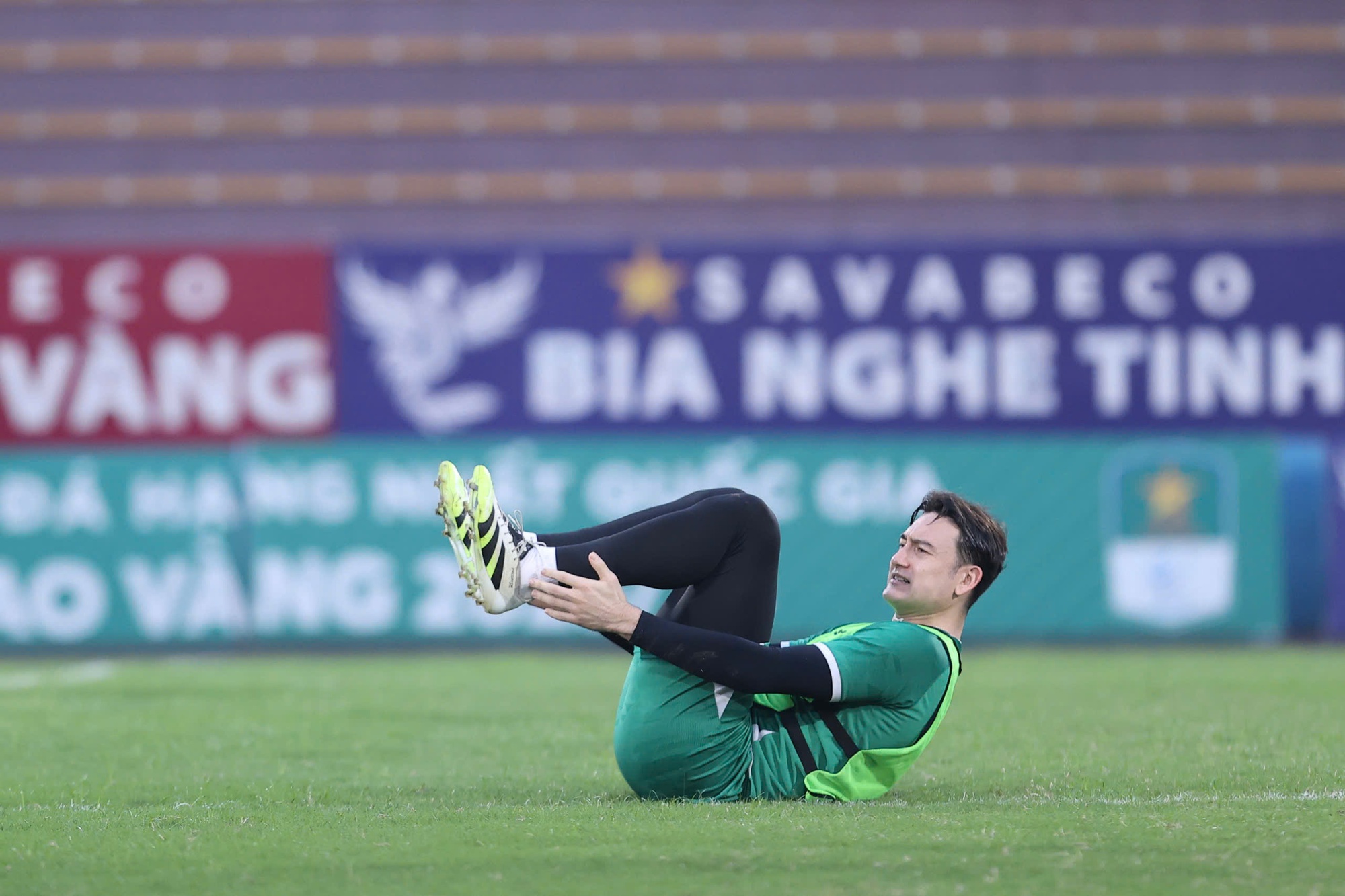 Thủ môn Văn Lâm gặp chấn thương