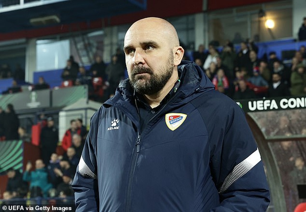 HLV 44 tuổi qua đời ngay trên sân, cầu thủ ôm mặt khóc rưng rức - 1 HLV 44 tuổi qua đời ngay trên sân, cầu thủ ôm mặt khóc rưng rức - 1