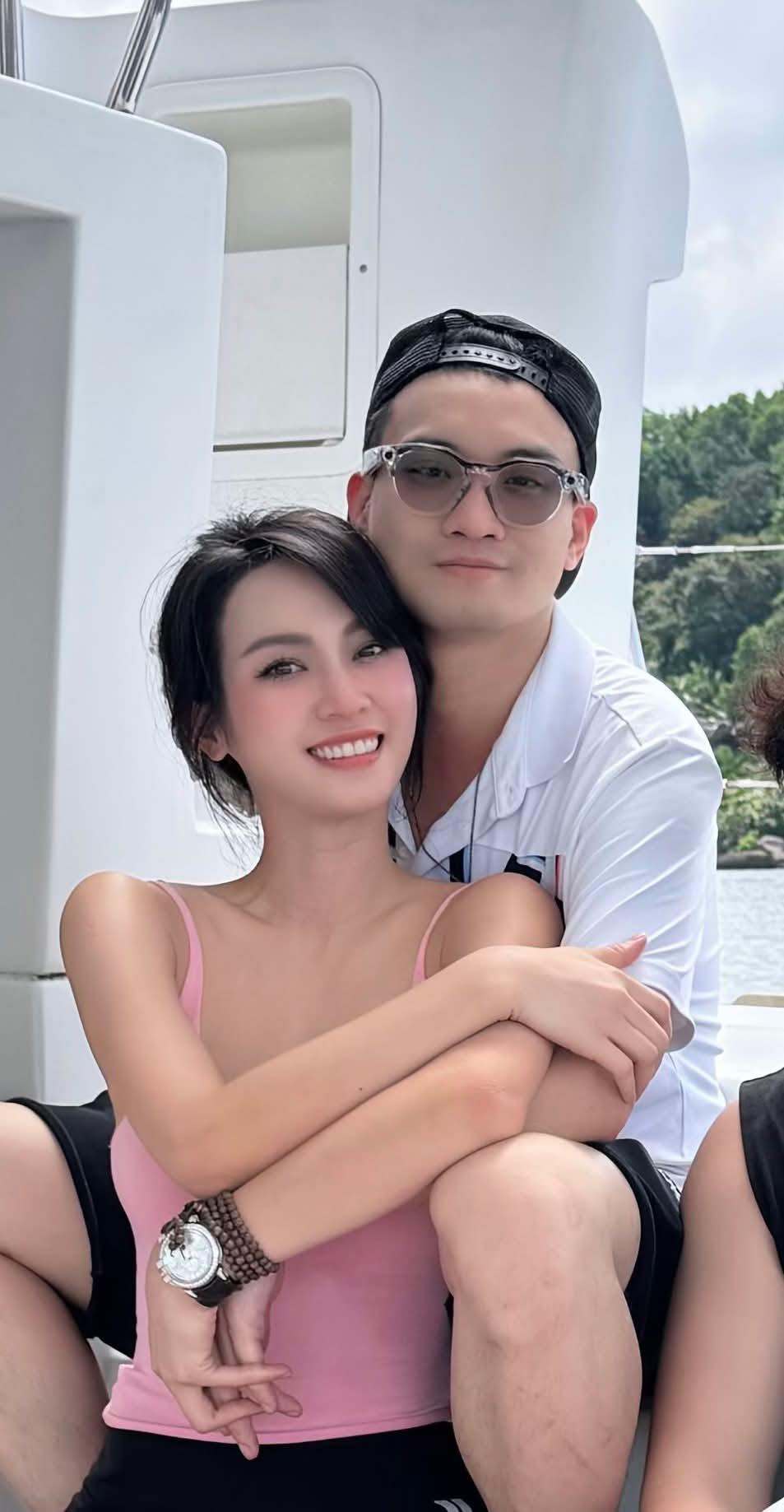 Doanh nhân Đức Phạm công khai ảnh thân mật bên Á hậu Vũ Thuý Quỳnh