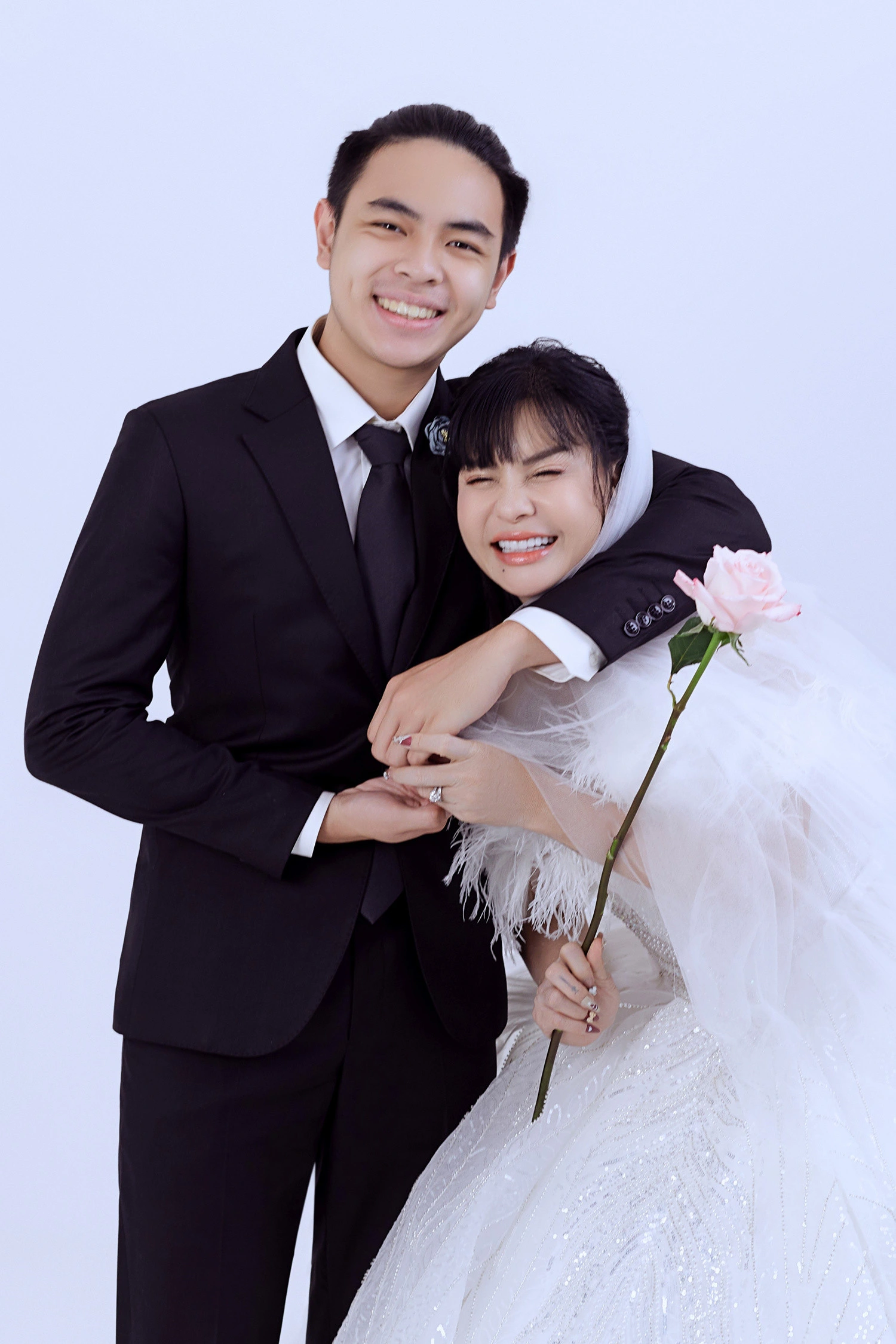 Nữ nghệ sĩ và con trai