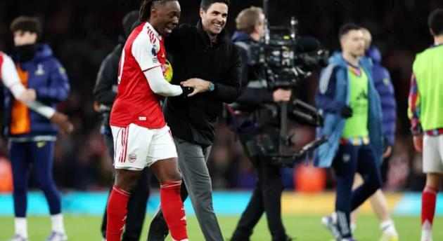 Arteta hài lòng với Eze. Arteta hài lòng với Eze.