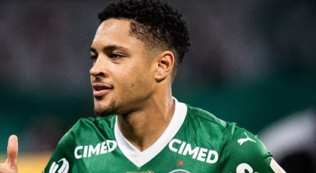 Roque trong màu áo Palmeiras.