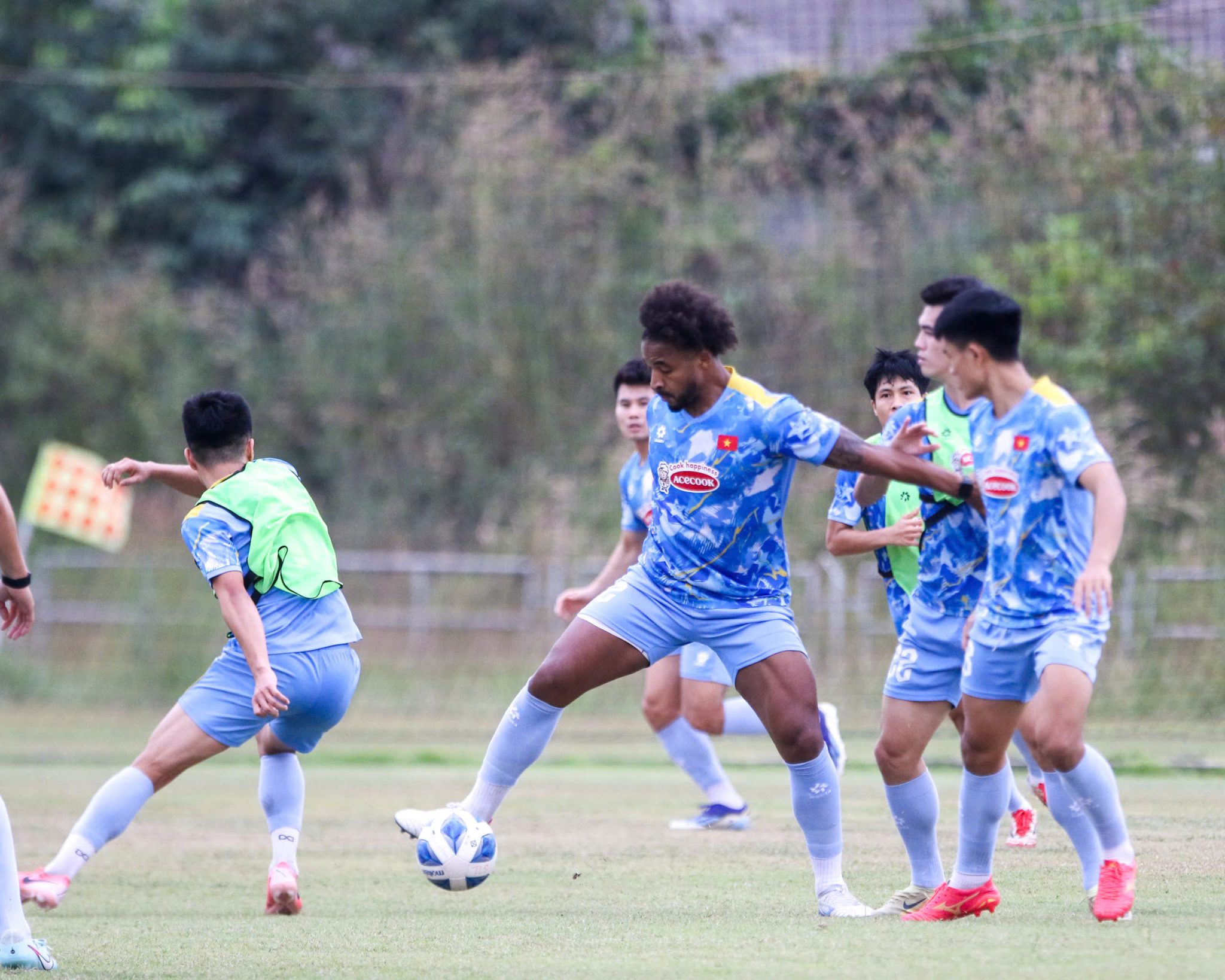 Xuân Sơn và đội tuyển Việt Nam nỗ lực cho trận gặp đội tuyển Lào